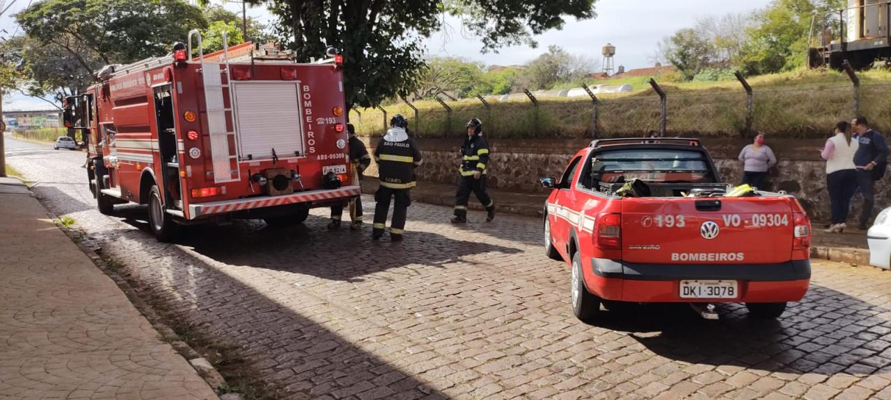 Foto 4 de 15 — Carro pega fogo perto da Via Expressa em Araraquara